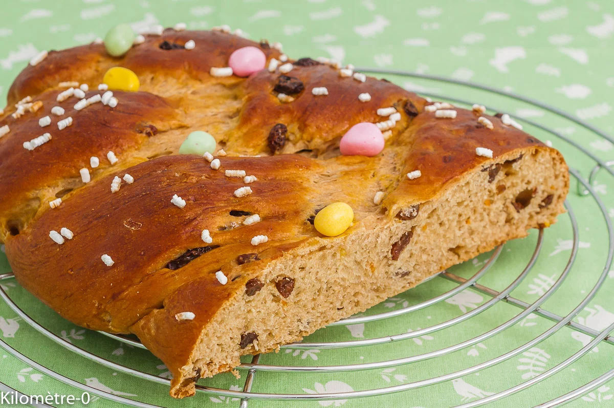 Photo de recette de brioche, tresse, Pâques, cuisine italienne, dessert, gâteau, bio, raisins secs, Kilomètre-0, blog de cuisine réalisée à partir de produits de saison et issus de circuits courts