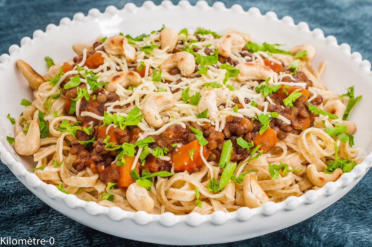 Photo de recette de pâtes, recette végétarienne, végé, lentilles, bolognaise végétarienne, emmentale, tomates, noix de cajou, healthy, bio, facile, rapide, Kilomètre-0, blog de cuisine réalisée à partir de produits de saison et issus de circuits courts