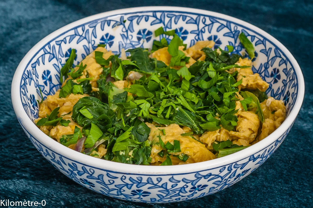 Photo de recette de chou tatsoi, chou chnois, légumes, sauce soja, recette facile, omelette, chinoise, oeufs, ciboulette, bio, rapide, Kilomètre-0, blog de cuisine réalisée à partir de produits de saison et issus de circuits courts