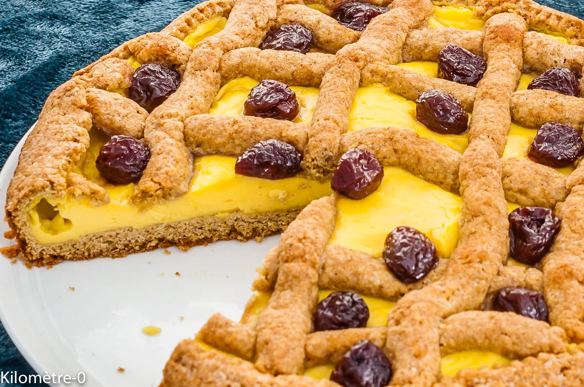 Photo de recette de dessert, tarte, gâteau,italien, cuisine italienne, Italie, cuisine du monde, fête, Pâques, crème, crème pâtissière, cerises amarene, bio, Kilomètre-0, blog de cuisine réalisée à partir de produits de saison et issus de circuits courts