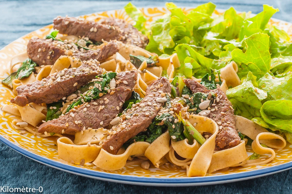 Photo de recette de pâtes, boeuf , sauce soja, gingembre, chou tatsoi, chou chinois, légumes, facile, viande, kilomètre-0, blog de cuisine réalisée à partir de produits de saison et issus de circuits courts