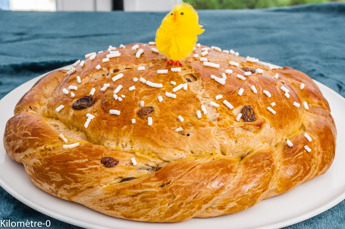 Photo de recette, suisse, brioche, pain , pain de Pâques, Pâques, brioche suisse, Neuchâtel, bio, raisins, fête, Kilomètre-0, blog de cuisine réalisée à partir de produits de saison et issus de circuits courts
