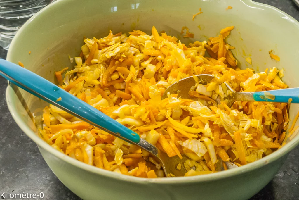 Salade de chou aux carottes et aux crevettes grises - Étape 4
