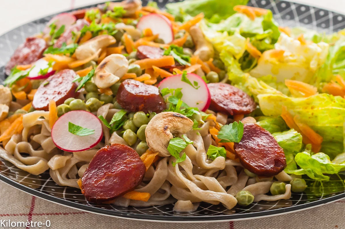 Photo de recette de pâtes fraiches, pâtes, chorizo, petits pois nouveaux, petits pois, légumes, printemps, carottes, radis, noix de cajou,bio, facile, rapide, déjeuner, plat de pâtes, Kilomètre-0, blog de cuisine réalisée à partir de produits de saison et issus de circuits courts