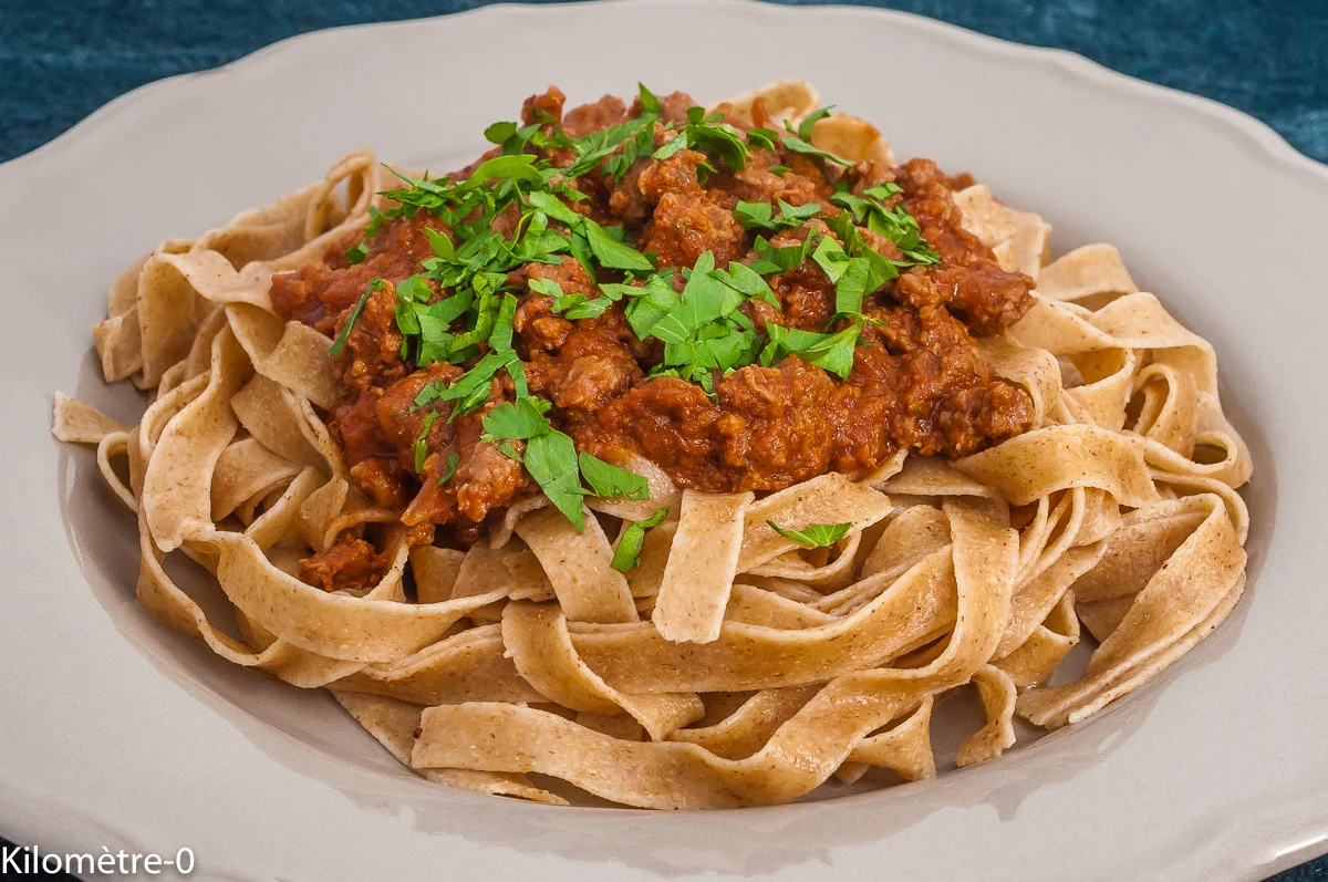 Photo de recette de pâtes, haché, boeuf, tagliatelles,bolognaise, coulis de tomate, bio, rapide, facile, Kilomètre-0, blog de cuisine réalisée à partir de produits de saison et issus de circuits courts