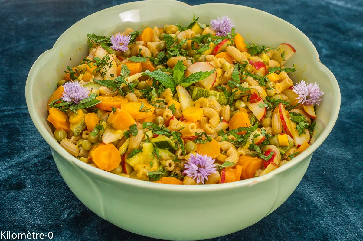 Photo de recette de salade composée, salade, printemps, été, légumes, carottes, petits pois, courgettes, radis, bio, facile, végétarien, healthy, santé, curcuma, de Kilomètre-0, blog de cuisine réalisée à partir de produits de saison et issus de circuits courts