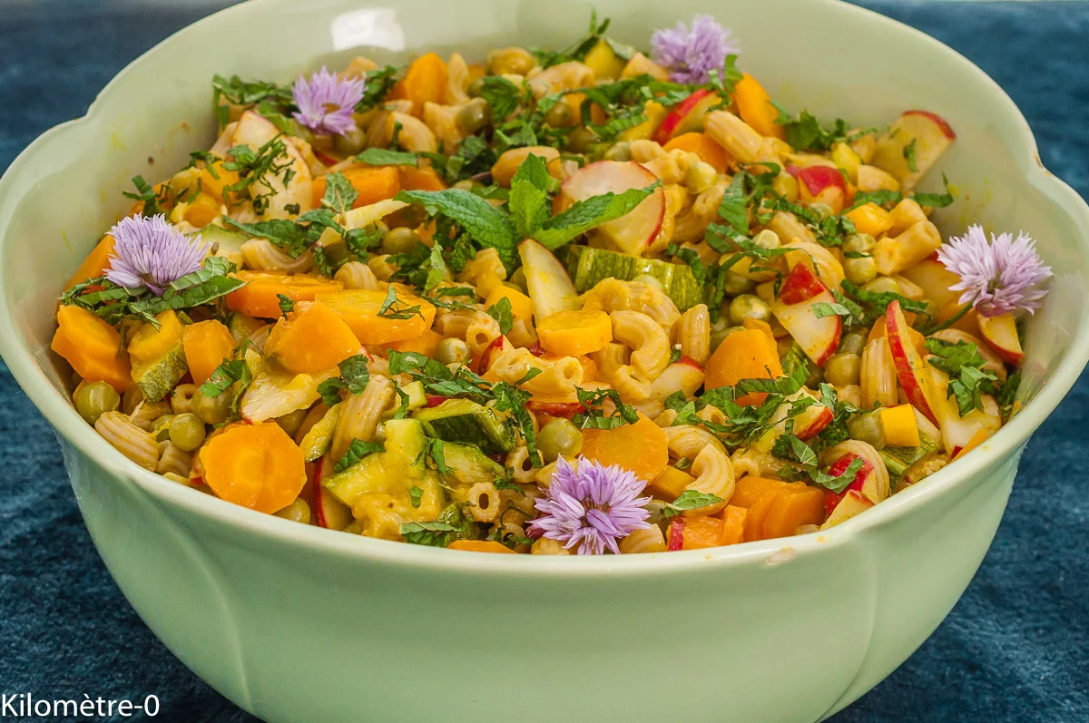 Photo de recette de salade composée, salade, printemps, été, légumes, carottes, petits pois, courgettes, radis, bio, facile, végétarien, healthy, santé, curcuma, de Kilomètre-0, blog de cuisine réalisée à partir de produits de saison et issus de circuits courts