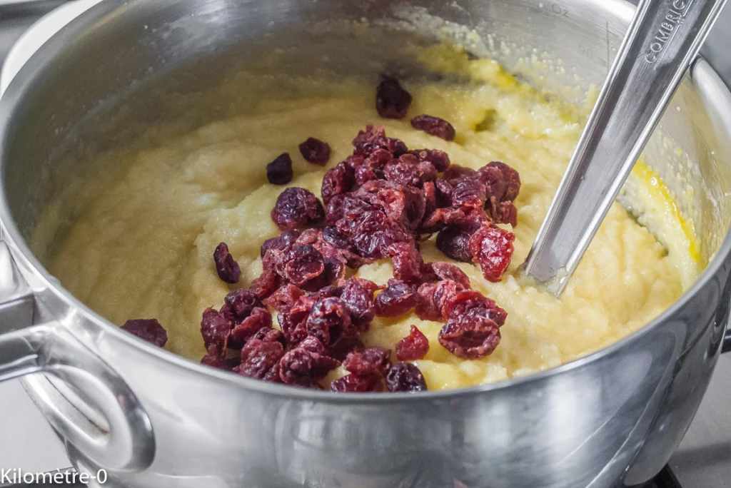 Gâteau de semoule aux cerises et cranberries - Étape 5