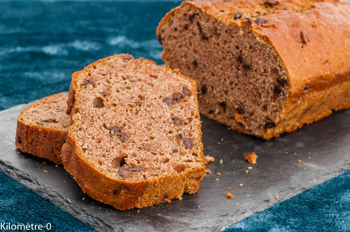 Photo de recette de, cake, gâteau du matin, épeautre, noisettes, chocolat, facile, healthy, végé, bio, protéinique, Kilomètre-0, blog de cuisine réalisée à partir de produits de saison et issus de circuits courts
