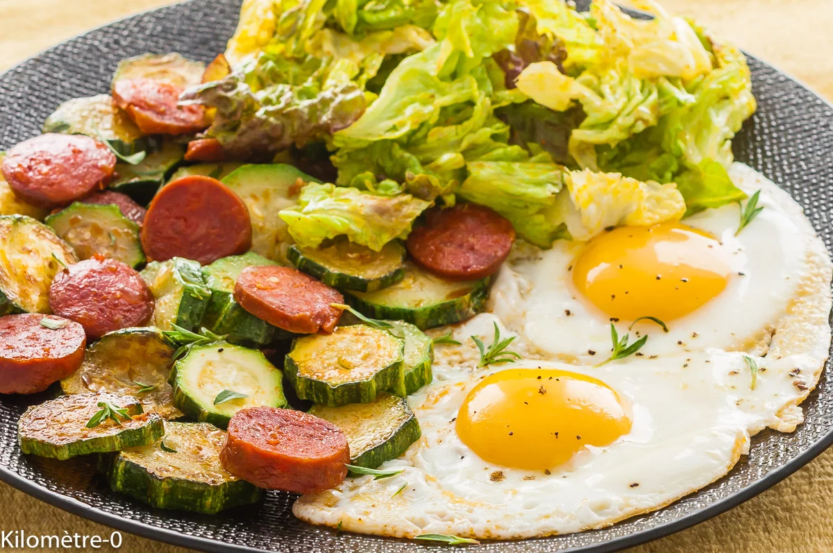 Photo de recette légère, courgettes, poêlée, chorizo, œufs, facile, rapide, économique, bio, oeufs sur le plat, Kilomètre-0, blog de cuisine réalisée à partir de produits de saison et issus de circuits courts