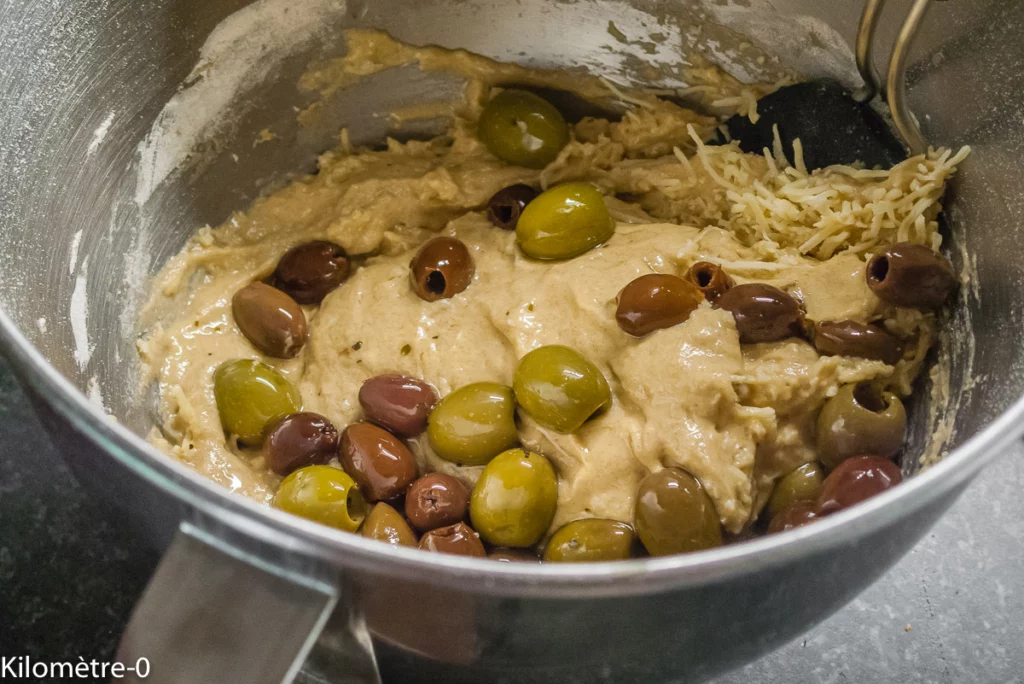Cake salé aux olives, orties et emmental - Étape 5
