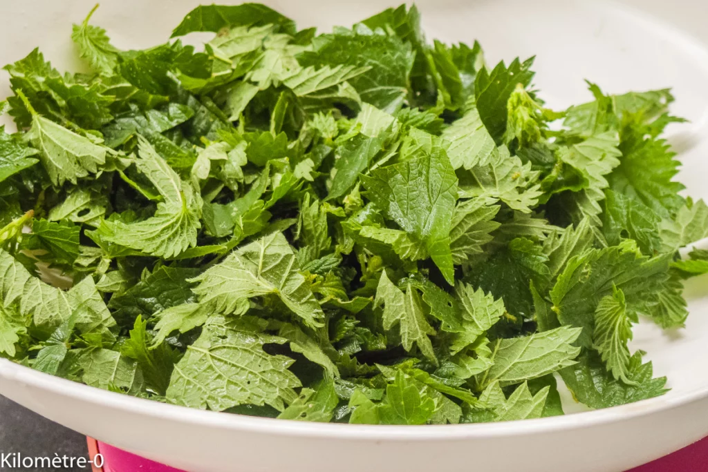 Cake salé aux olives, orties et emmental - Étape 1