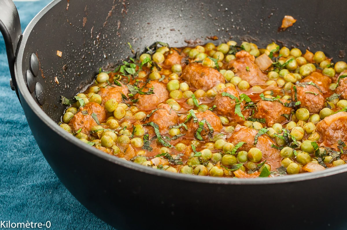 Photo de recette de mijoté, printemps, boeuf, merguez, épices, viande, petits pois, légumes, menthe, tomates, léger, facile, bio, Kilomètre-0, blog de cuisine réalisée à partir de produits de saison et issus de circuits courts