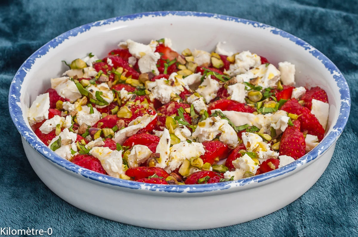 Photo de recette de salade, été, printemps, cuisine perse, facile, bio, rapide, fraises,fromage, chèvre frais, pistaches, végétarien, de Kilomètre-0, blog de cuisine réalisée à partir de produits de saison et issus de circuits courts