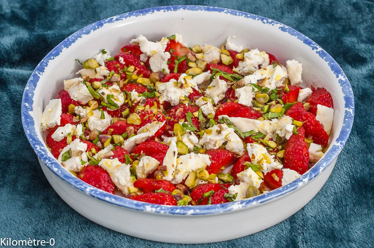 Photo de recette de salade, été, printemps, cuisine perse, facile, bio, rapide, fraises,fromage, chèvre frais, pistaches, végétarien, de Kilomètre-0, blog de cuisine réalisée à partir de produits de saison et issus de circuits courts