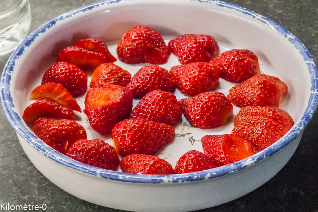 Salade de fraises au fromage de chèvre frais et aux pistaches - Étape 1