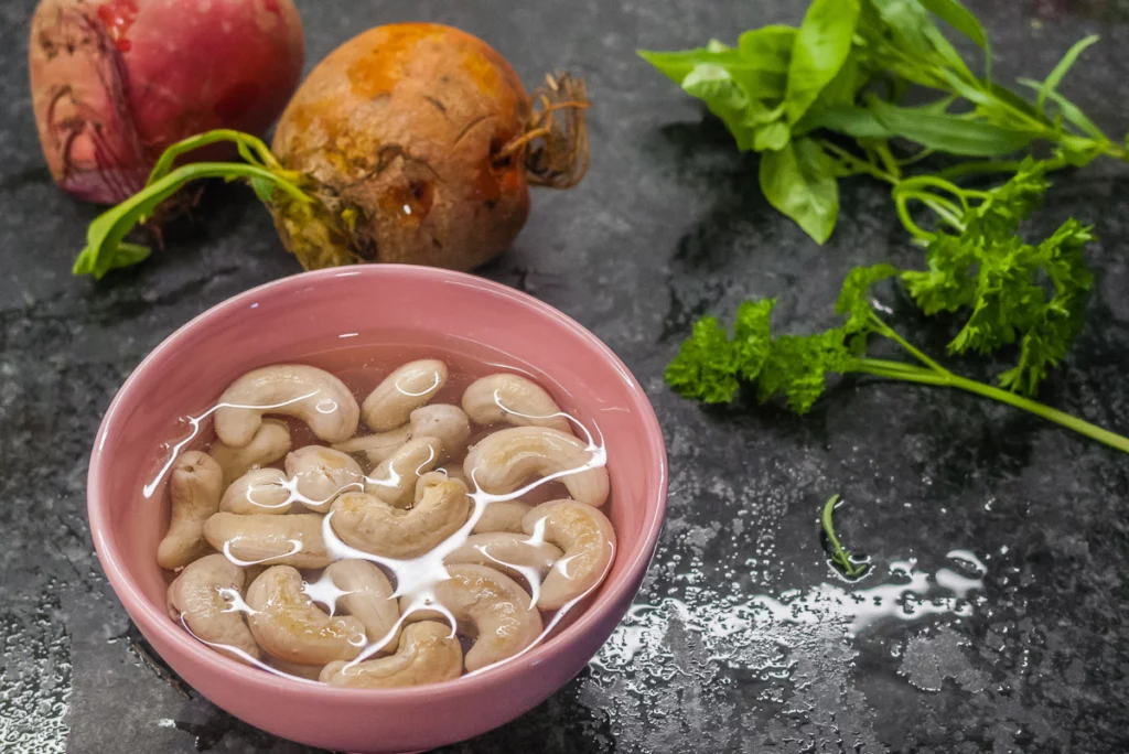 Salade de concombre, betteraves, radis et roquette, sauce à la noix de cajou - Étape 1