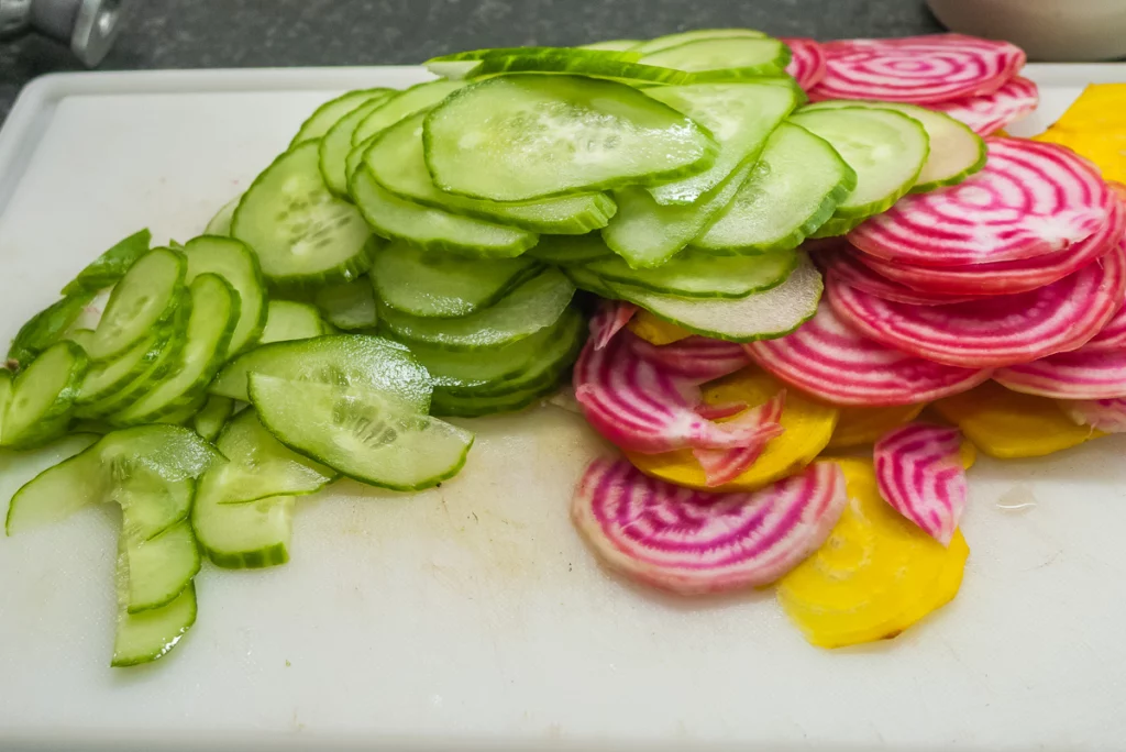 Salade de concombre, betteraves, radis et roquette, sauce à la noix de cajou - Étape 3
