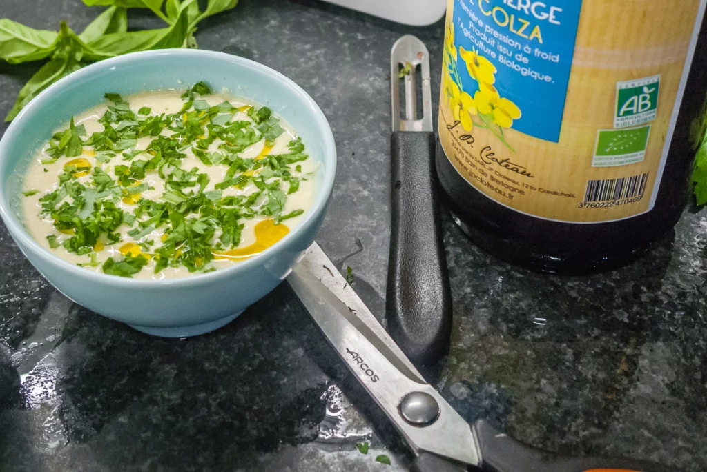 Salade de concombre, betteraves, radis et roquette, sauce à la noix de cajou - Étape 5