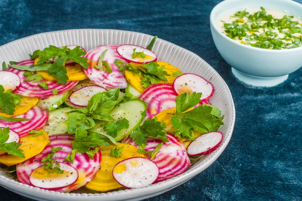 Salade de concombre, betteraves, radis et roquette, sauce à la noix de cajou - Étape 6