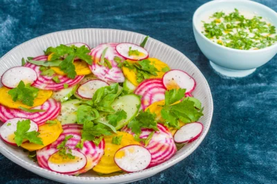 Photo de recette de salade, salade composée, estivale, facile, rapide, crudités, concombre, betteraves, radis, roquette, bio, légère, healthy,  Kilomètre-0, blog de cuisine réalisée à partir de produits de saison et issus de circuits courts