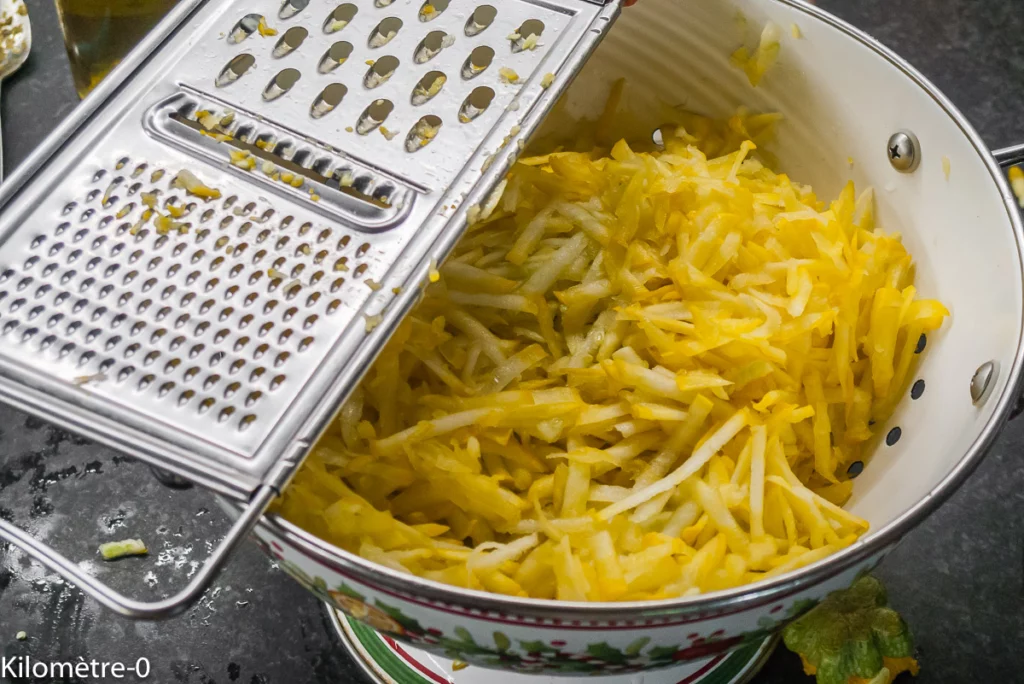 Salade de courgettes aux lardons et oignons nouveaux - Étape 1