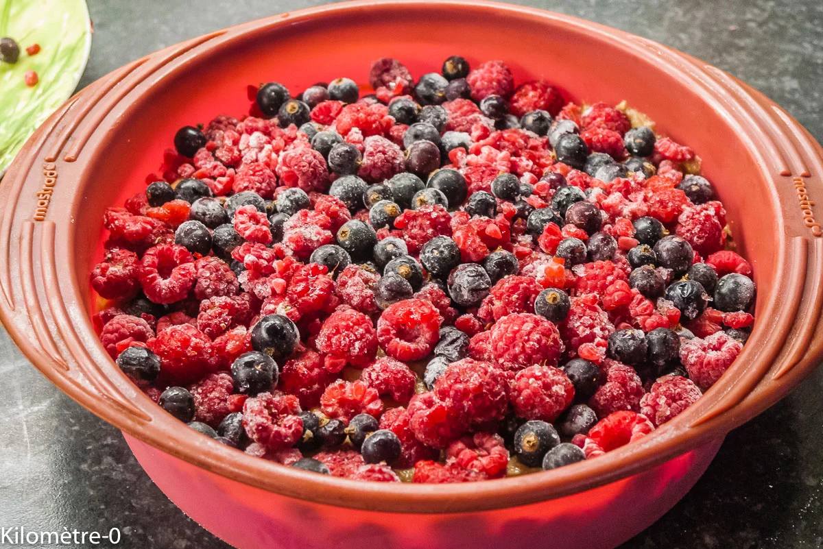 Photo de recette de dessert, gâteau, tendre, fruité, cassis, framboises, fruits rouges, facile, bio, rapide, Kilomètre-0, blog de cuisine réalisée à partir de produits de saison et issus de circuits courts