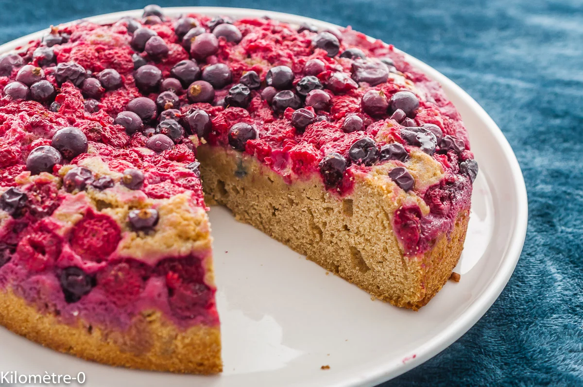 Photo de recette de dessert, gâteau, tendre, fruité, cassis, framboises, fruits rouges, facile, bio, rapide, Kilomètre-0, blog de cuisine réalisée à partir de produits de saison et issus de circuits courts