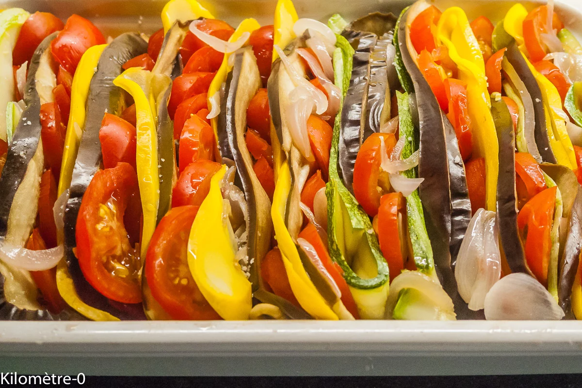 Photo de recette de gratin, estival, été, légumes, aubergines, courgettes, tomates, fêté, fromage, graines, facile, bio, léger, Kilomètre-0, blog de cuisine réalisée à partir de produits de saison et issus de circuits courts