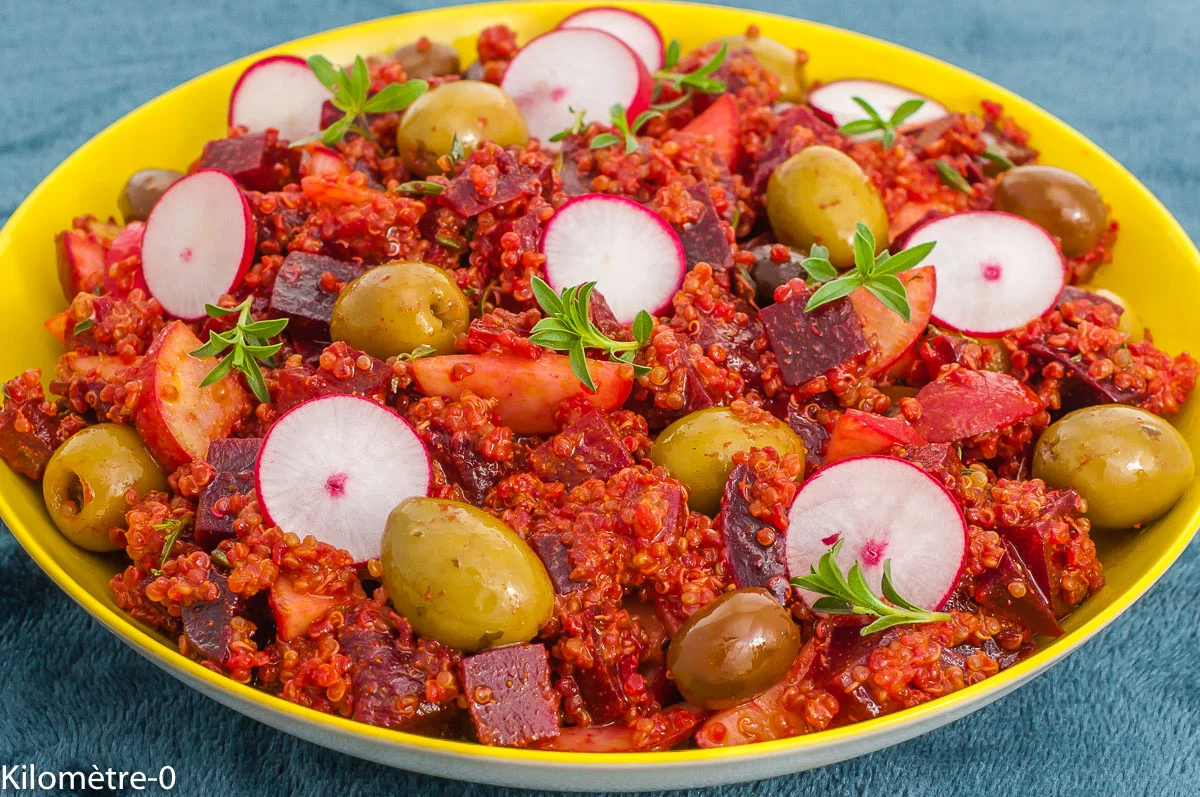 Photo de recette de salade, végétarienne, salade composée, quinoa, betteraves, radis, olives, végé, facile, healthy, saine, bio, printemps, été, Kilomètre-0, blog de cuisine réalisée à partir de produits de saison et issus de circuits courts
