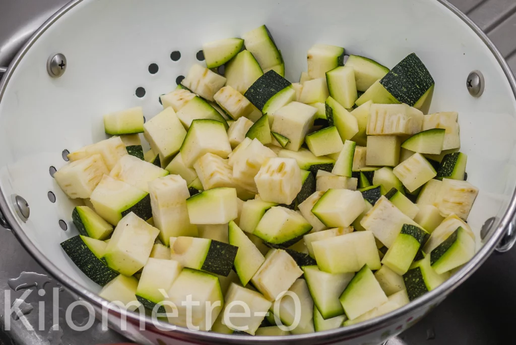 Saucisses grillées, courgettes sautées au curcuma - Étape 1