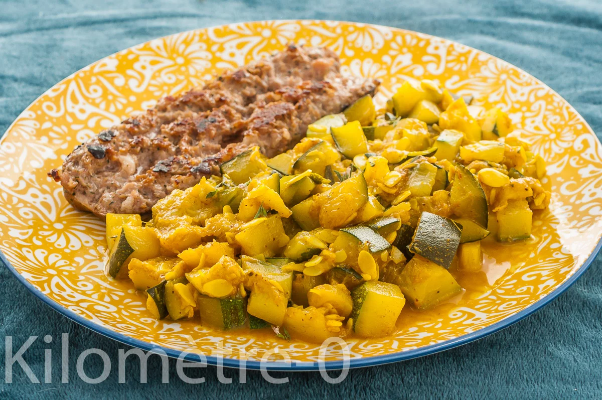 Photo de recette de grillades, saucisses, grillées, courgettes, légumes, sautées, curcuma, facile, rapide, été, automne, Kilomètre-0, blog de cuisine réalisée à partir de produits de saison et issus de circuits courts