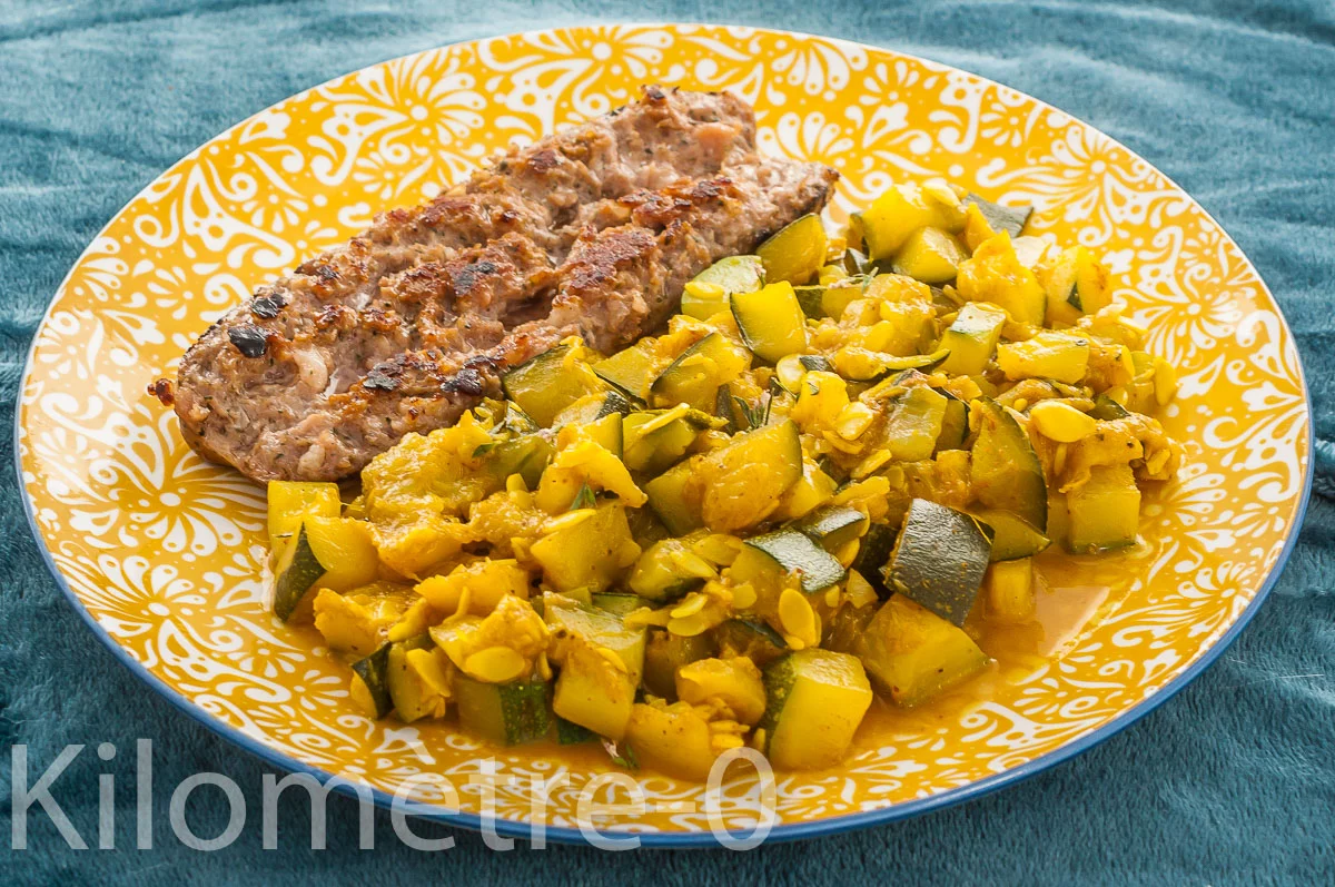 Photo de recette de grillades, saucisses, grillées, courgettes, légumes, sautées, curcuma, facile, rapide, été, automne, Kilomètre-0, blog de cuisine réalisée à partir de produits de saison et issus de circuits courts