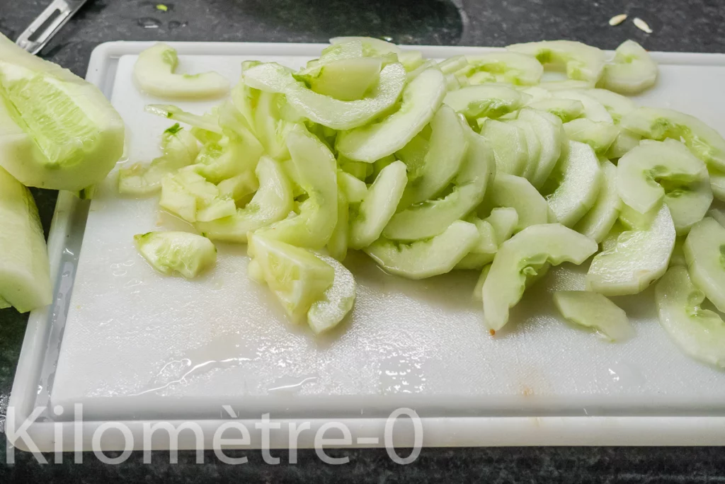 Salade de concombre au saumon ou à la truite fumée - Étape 1