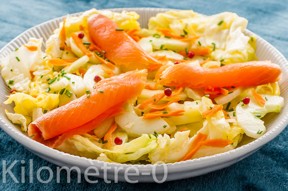 Photo de recette de salade, entrée, salade légère, concombre, estivale, légumes, laitue, saumon, truite fumée, légère, healthy, facile,  Kilomètre-0, blog de cuisine réalisée à partir de produits de saison et issus de circuits courts