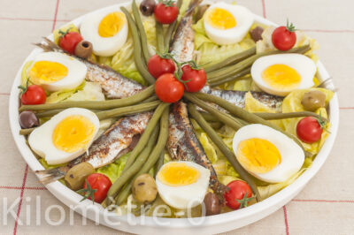 Photo de recette de salade, salade composée, légumes, haricots verts, tomates cerises, olives, sardines, poisson bleu, poisson gras, poisson, oeuf, oeufs durs, Kilomètre-0, blog de cuisine réalisée à partir de produits de saison et issus de circuits courts