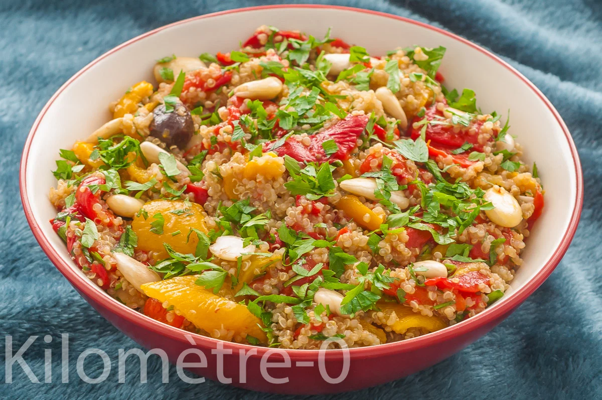Photo de recette de salade, salade composée, healthy, facile, quinoa, poivrons, olives, amandes, végétarienne, bio, Kilomètre-0, blog de cuisine réalisée à partir de produits de saison et issus de circuits courts