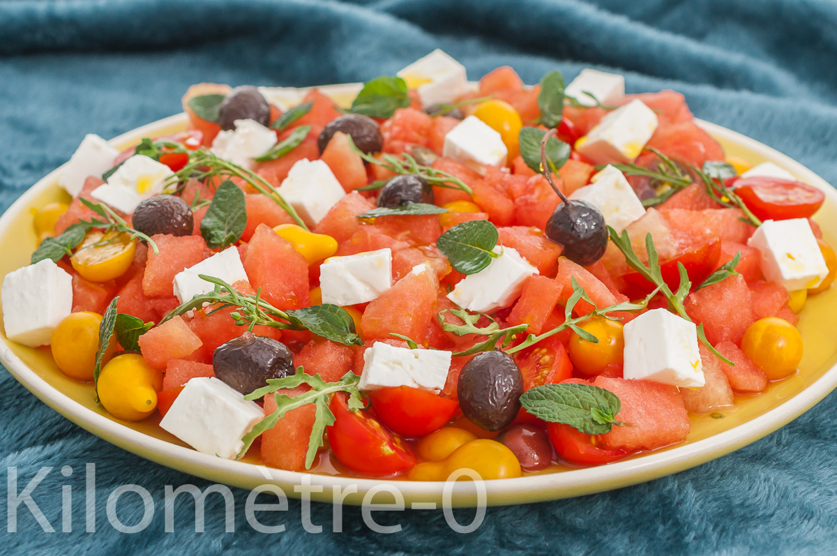 Photo de recette de salade, salade légère,  estivale, pastèque, tomates cerises, olives, fêta, léger, bio, facile, été, Kilomètre-0, blog de cuisine réalisée à partir de produits de saison et issus de circuits courts