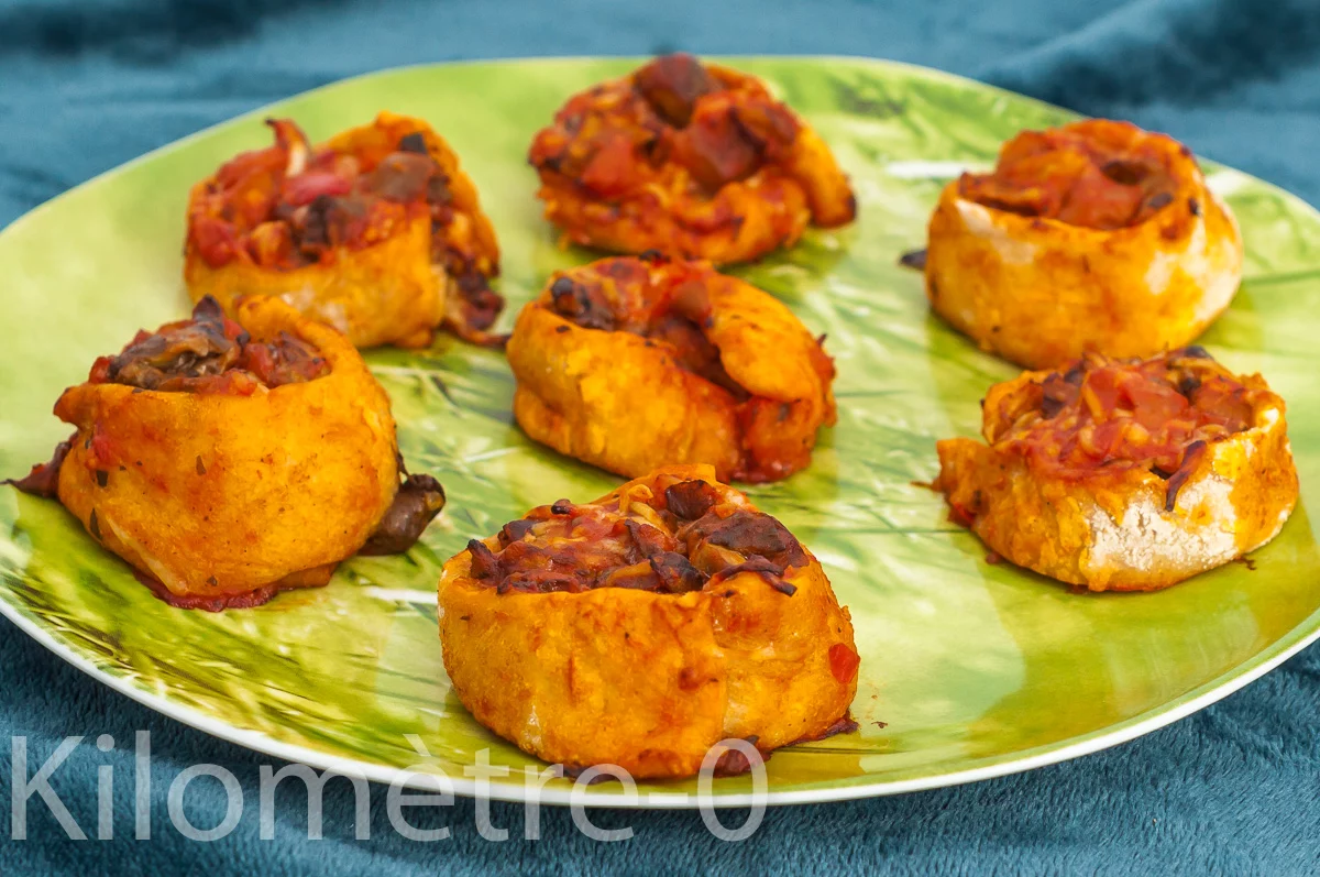 Photo de recette , apéro facile, bon marché économique, pizza, roulé, champignons ,fromage, de Kilomètre-0, blog de cuisine réalisée à partir de produits de saison et issus de circuits courts