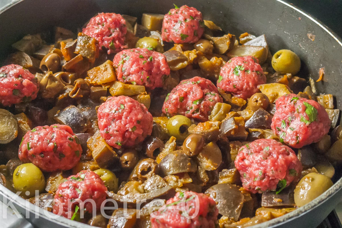 Photo de recette de boulettes, boeuf, plat, automne, été, aubergines, olives, légumes, facile, Kilomètre-0, blog de cuisine réalisée à partir de produits de saison et issus de circuits courts