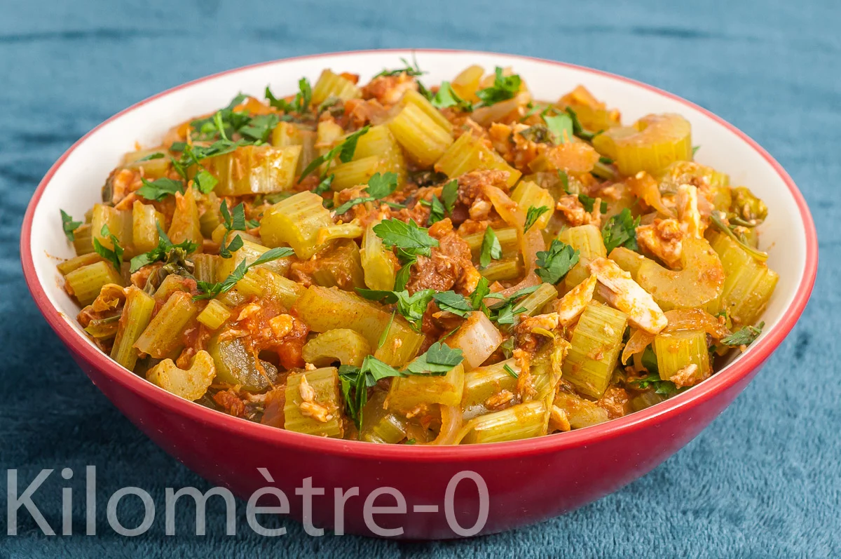 Photo de recette facile, automne, hiver, céleri branche, poêlée, sauce bolognaise, thon, healthy, rapide, Kilomètre-0, blog de cuisine réalisée à partir de produits de saison et issus de circuits courts