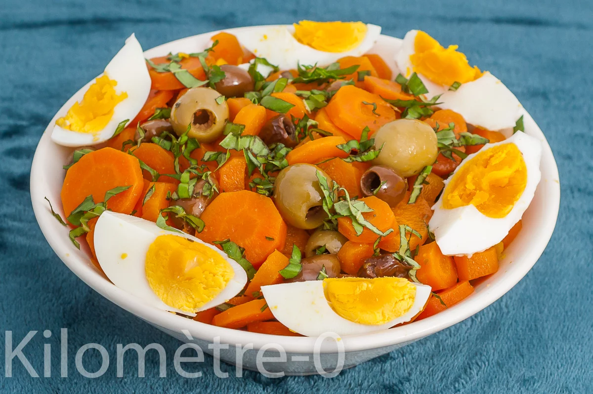 Photo de recette de salade, carottes cuites, facile, olives, oeufs, automne, hiver, salade composée, bio, Kilomètre-0, blog de cuisine réalisée à partir de produits de saison et issus de circuits courts