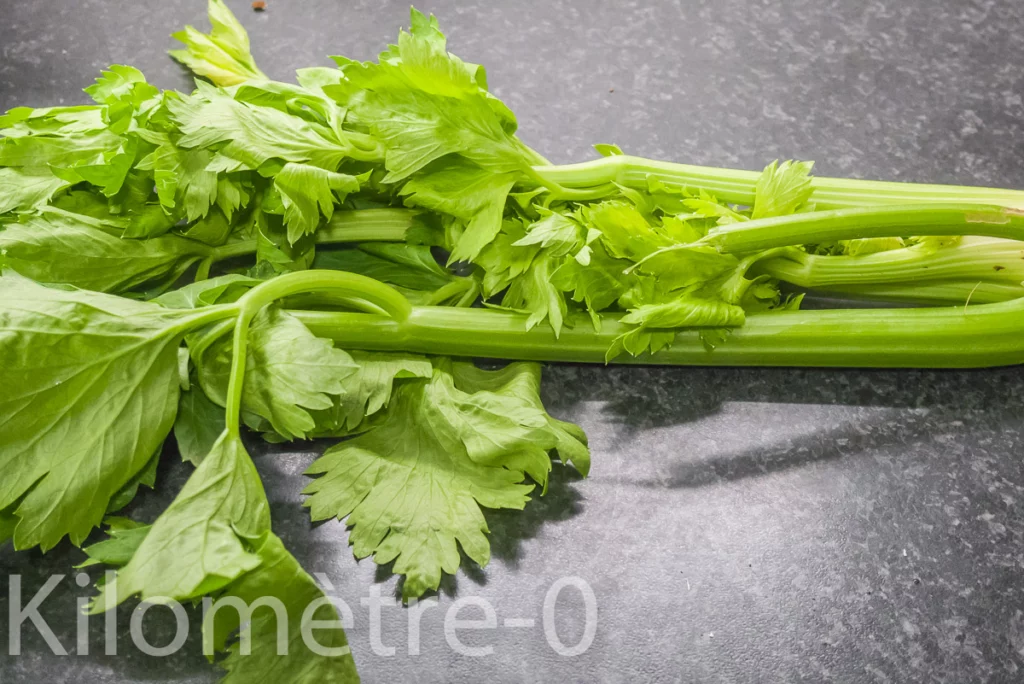 Salade de céleri branche aux amandes et parmesan - Étape 1