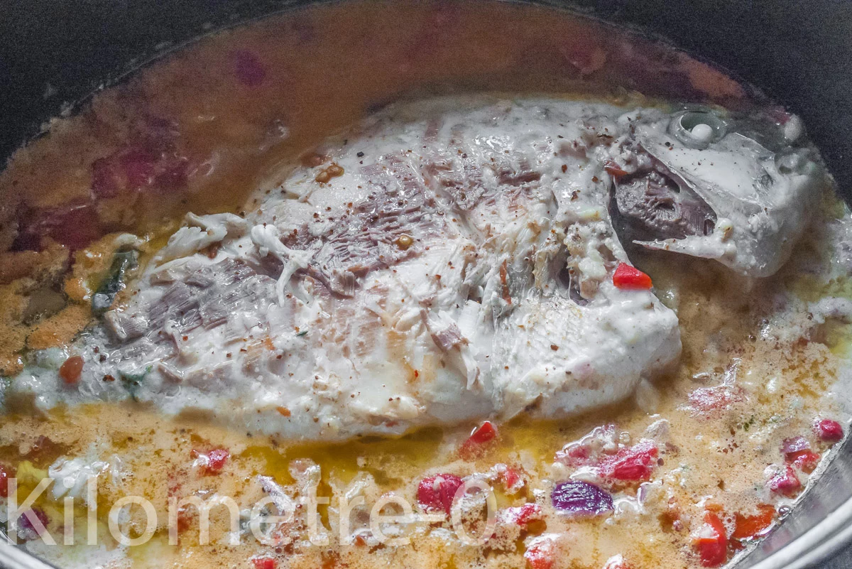 Photo de recette de poisson, créole, cuisine créole, daurade, dorade, lait de coco, légumes, épices, tomates, poivrons, facile, cocotte, Kilomètre-0, blog de cuisine réalisée à partir de produits de saison et issus de circuits courts