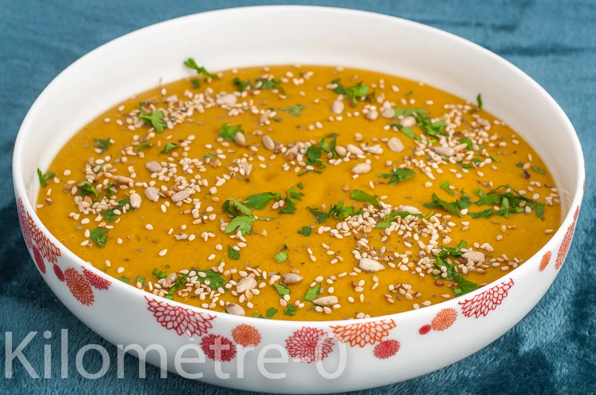 Photo de recette de soupe, velouté, courge, potimarron , cèpes, graines, bio, bouillon de volaille, maison, facile, bio, automne, hiver, rapide, Kilomètre-0, blog de cuisine réalisée à partir de produits de saison et issus de circuits courts