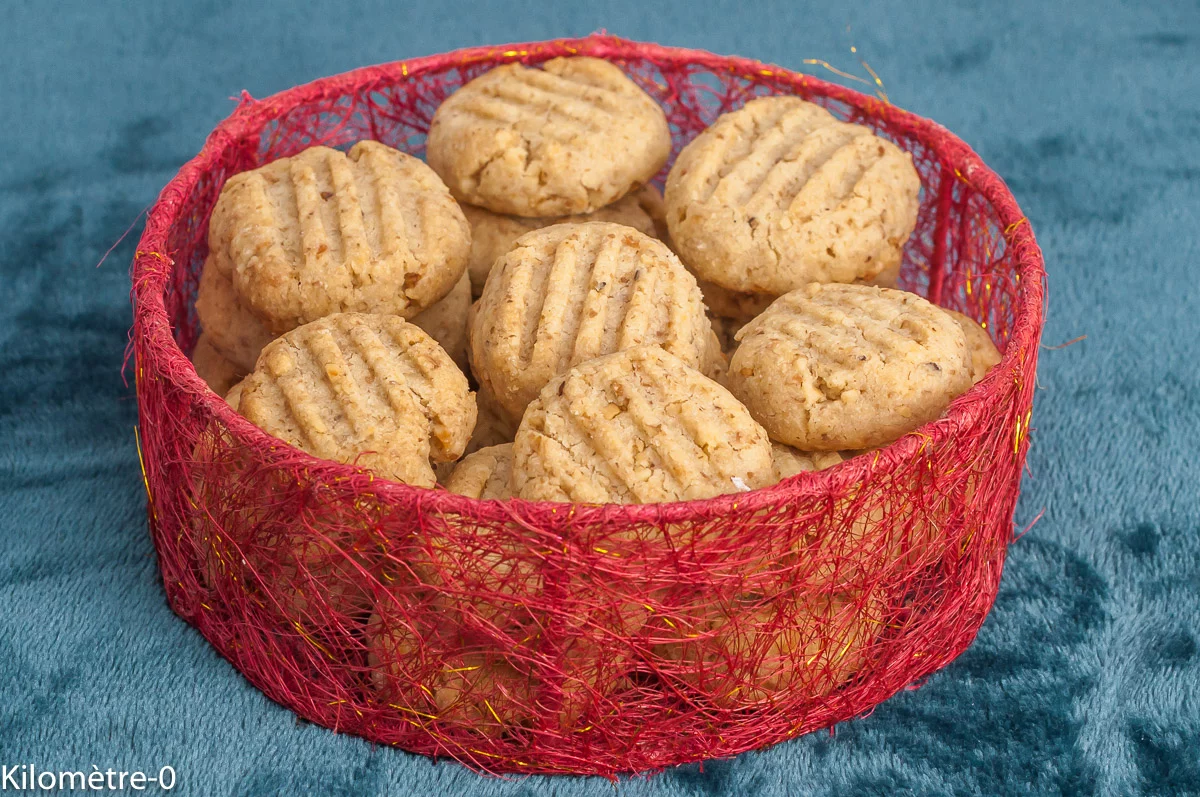 Photo de recette de biscuits, petits gâteaux, bredeles,bredele, écrasés aux noix, biscuits aux noix, nussplätchen, bio, facile, rapide, Kilomètre-0, blog de cuisine réalisée à partir de produits de saison et issus de circuits courts