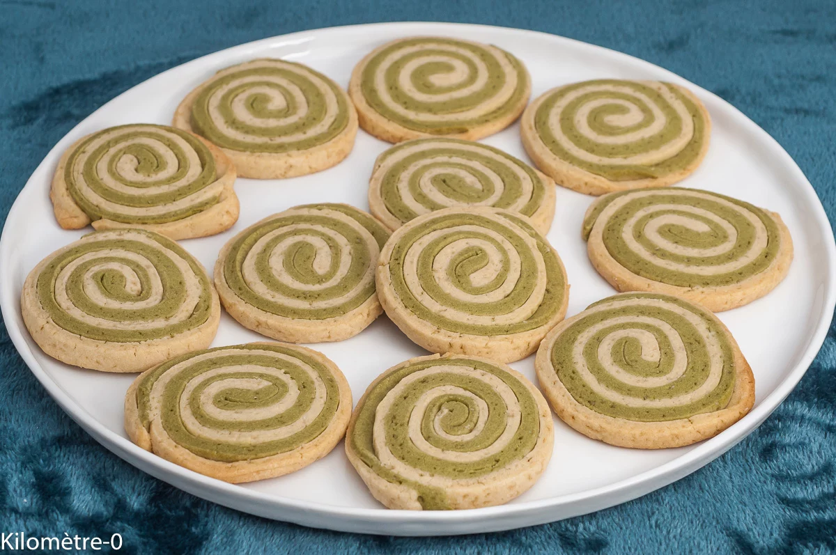 Photo de recette de biscuits, biscuits de Noël, sablés ,bicolores, escargots, roulés, bredeles, thé matcha, Kilomètre-0, blog de cuisine réalisée à partir de produits de saison et issus de circuits courts