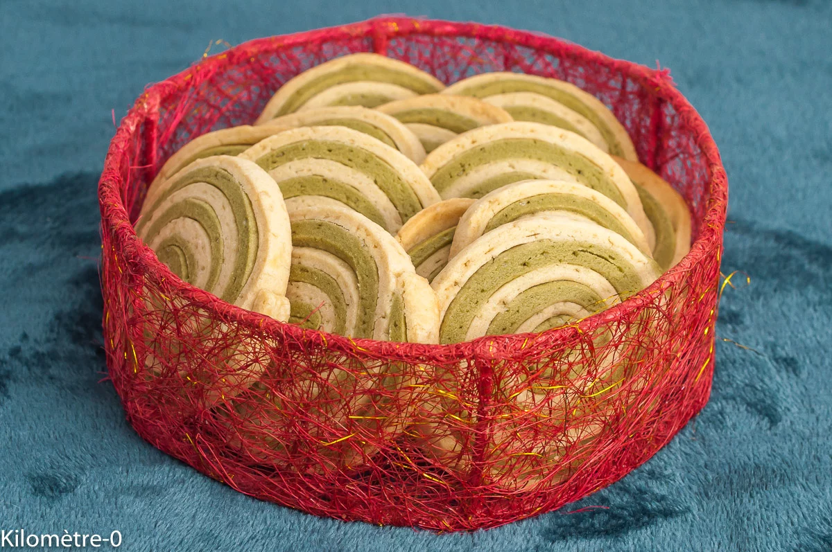 Photo de recette de biscuits, biscuits de Noël, sablés ,bicolores, escargots, roulés, bredeles, thé matcha, Kilomètre-0, blog de cuisine réalisée à partir de produits de saison et issus de circuits courts