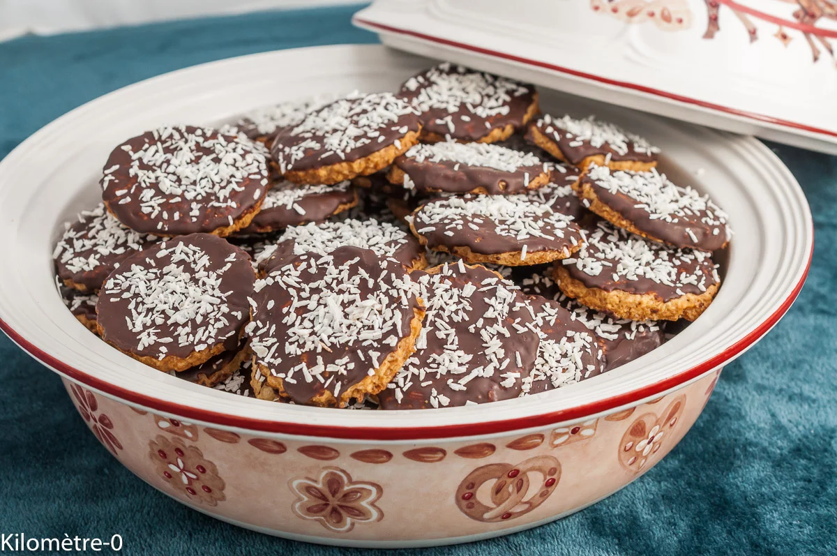 Photo de recette de biscuits, petits gâteaux, nappés, chocolat, noix de coco, facile, goûter, Kilomètre-0, blog de cuisine réalisée à partir de produits de saison et issus de circuits courts
