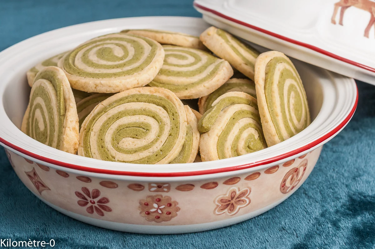 Photo de recette de biscuits, biscuits de Noël, sablés ,bicolores, escargots, roulés, bredeles, thé matcha, Kilomètre-0, blog de cuisine réalisée à partir de produits de saison et issus de circuits courts